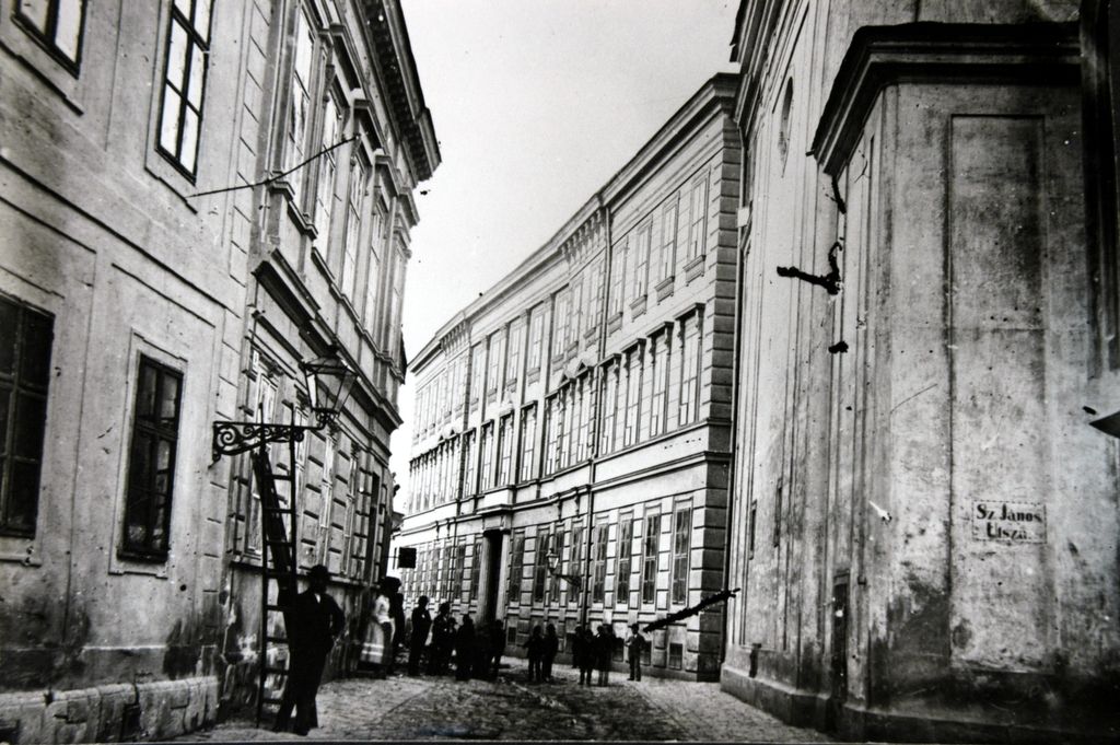 1 kép Gyerekek egy fehérruhás hölggyel az Iskola u. 16 szám alatti épület előtt.jpg